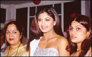 Mother Sunanda Shetty, Shilpa and sister, Shamita