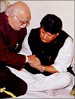 Home Minister L K Advani consoles a distraught Madhavrao Scindia