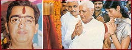 Ripan Katyal, Haryana CM Om Prakash Chautala unveils the plaque renaming a street after Ripan; Rachna and her father-in-law are seen in the background