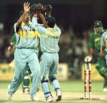 Venkatesh Prasad celebrates the wicket of Aamir Sohail